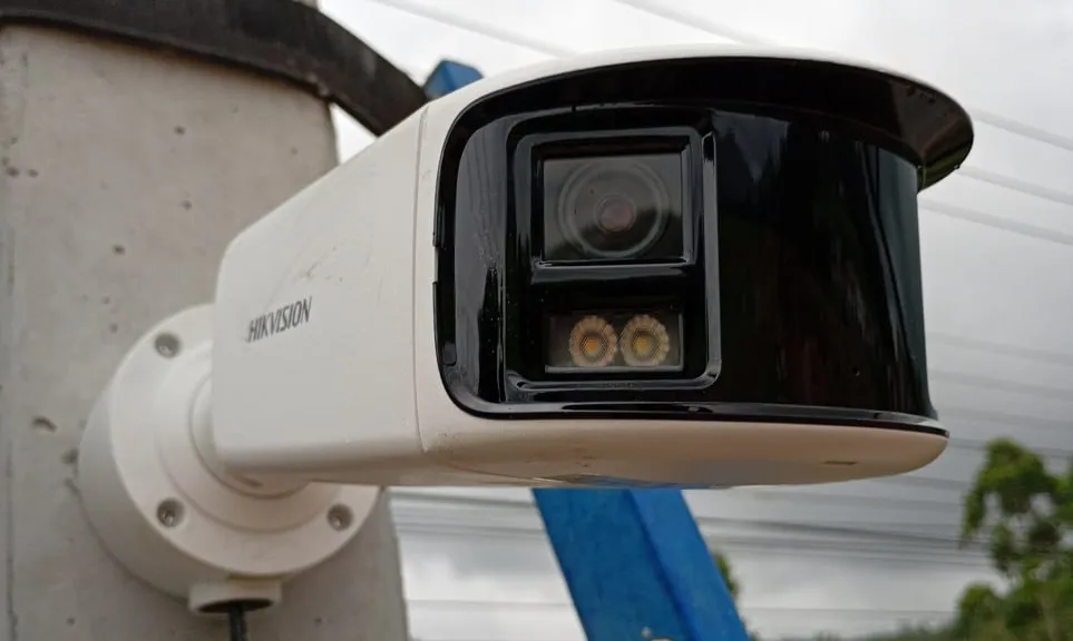 Câmera de segurança Hikvision instalada em poste