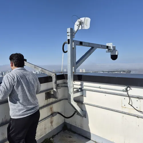 Câmera speed dome instalada em cobertura de prédio