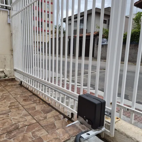 Motor de portão deslizante instalado